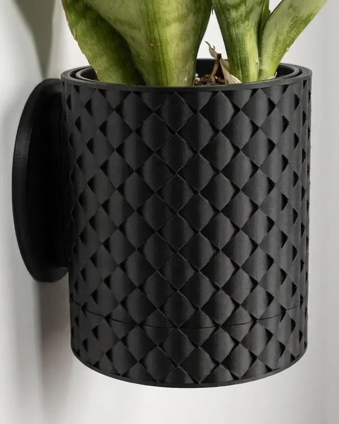 Evoliv Quilted Wandblumentopf mit Tropfschale, moderne quadratische Pflanzschale für Wandmontage, schwarz, mit strukturierter Oberfläche.
