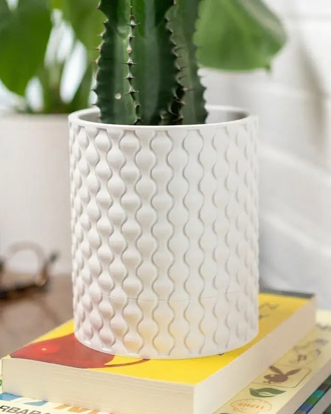 Evoliv Raindrop Tisch-Pflanzgefäss mit Tropfschale, modernes Pflanzenkübel für drinnen, in elegantem Design mit Wasserablauf.