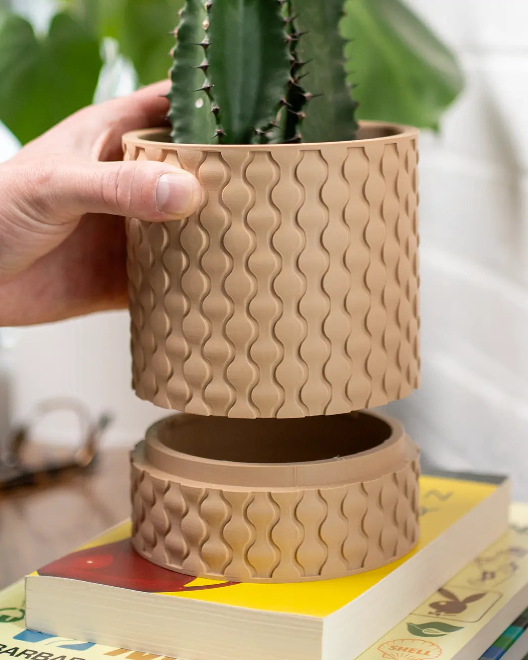 Evoliv Raindrop Tisch-Pflanzgefäss mit Tropfschale, modernes Pflanzgefäss aus Kunststoff für Zimmerpflanzen, beige Oberfläche