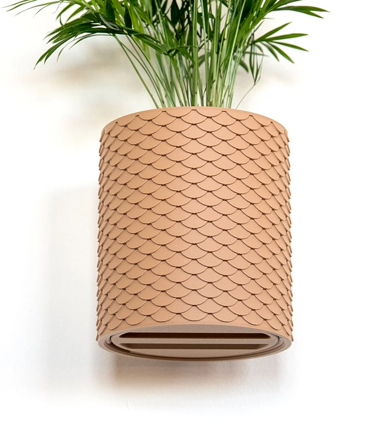 Beiger Wandpflanztopf mit schuppenförmiger Oberfläche, Frontansicht