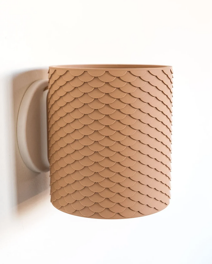 Beiger Wandpflanztopf mit schuppenförmiger Oberfläche, Seitenansicht