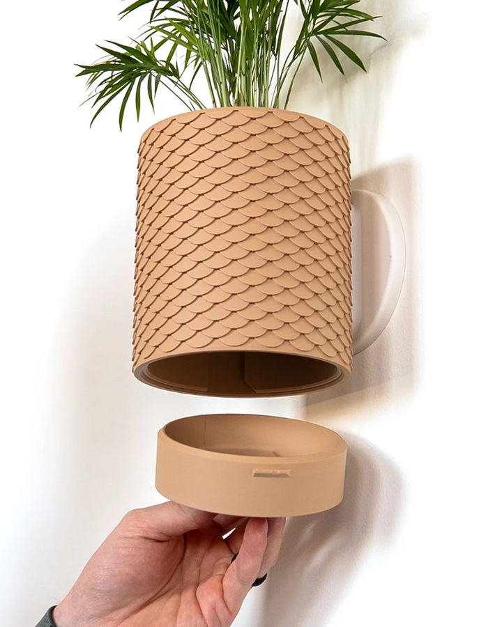 Beiger Wandpflanztopf mit skalenartiger Struktur und abnehmbarer Auffangschale