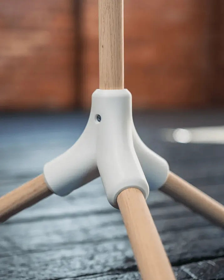 Detailansicht der weissen Verbindung des Evoliv Urban Green Pflanzenständers mit Holzbeinen für stabilen Stand im Innenbereich.