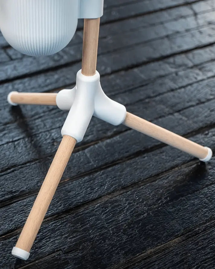 Detailansicht des Fusses vom Evoliv Urban Green Pflanzenständer mit weisser Verbindung und Holzbeinen für stabilen Stand im Innenbereich.