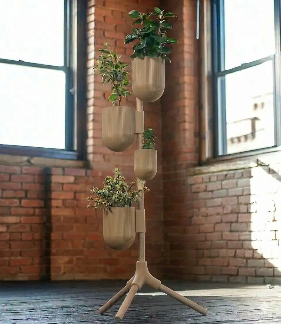 Evoliv Urban Green vertikaler Pflanzenständer in Beige mit mehreren modularen Pflanzgefässen für Zimmerpflanzen im Innenbereich.