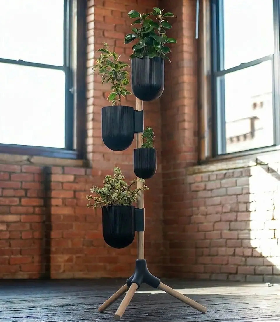 Evoliv Urban Green vertikaler Pflanzenständer in Schwarz mit mehreren modularen Pflanzgefässen für Zimmerpflanzen im Innenbereich.