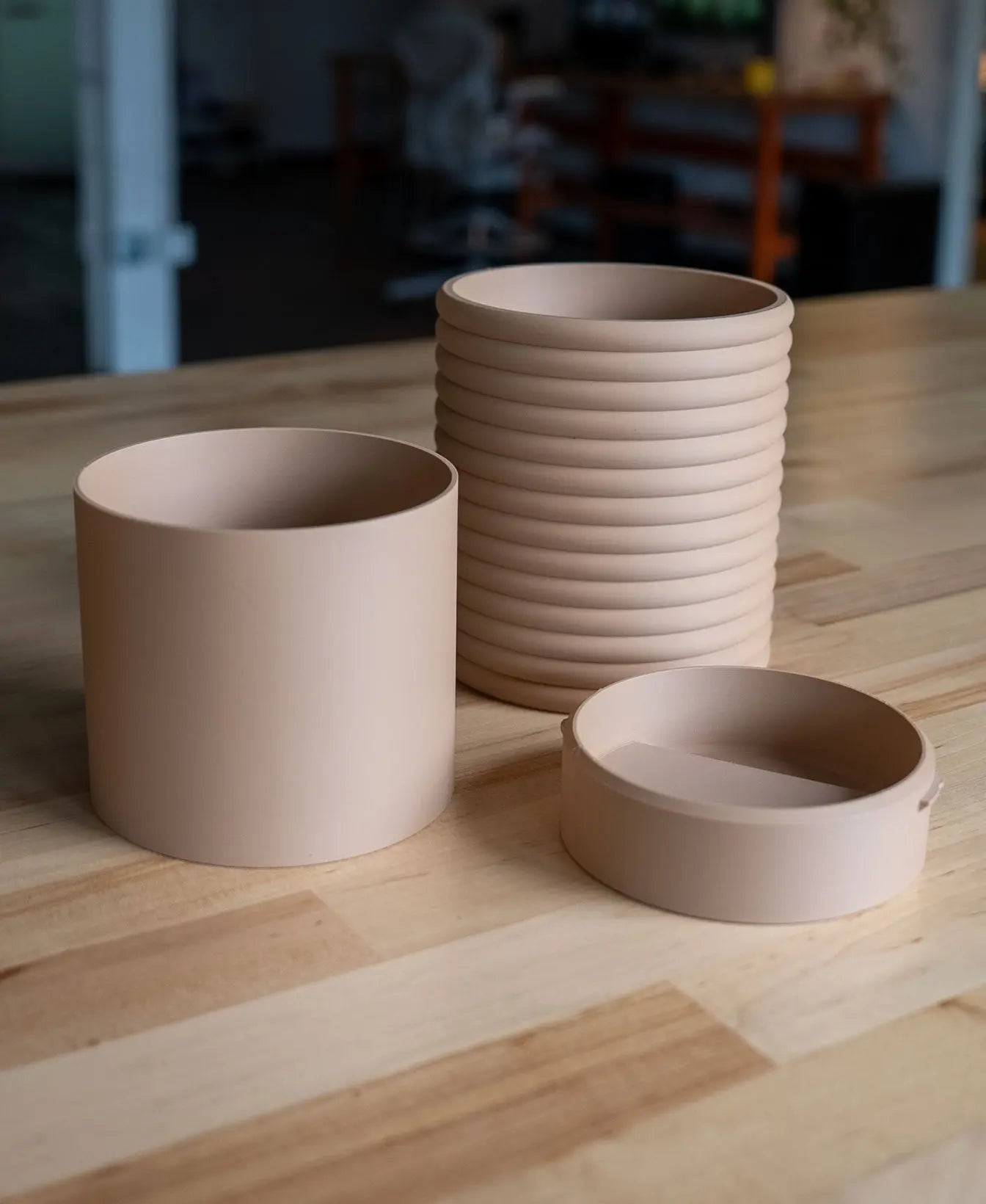 Evoliv Poppy Wandblumentopf mit Tropfschale, dekorativer Pflanzkübel für Wandmontage in modernem Design