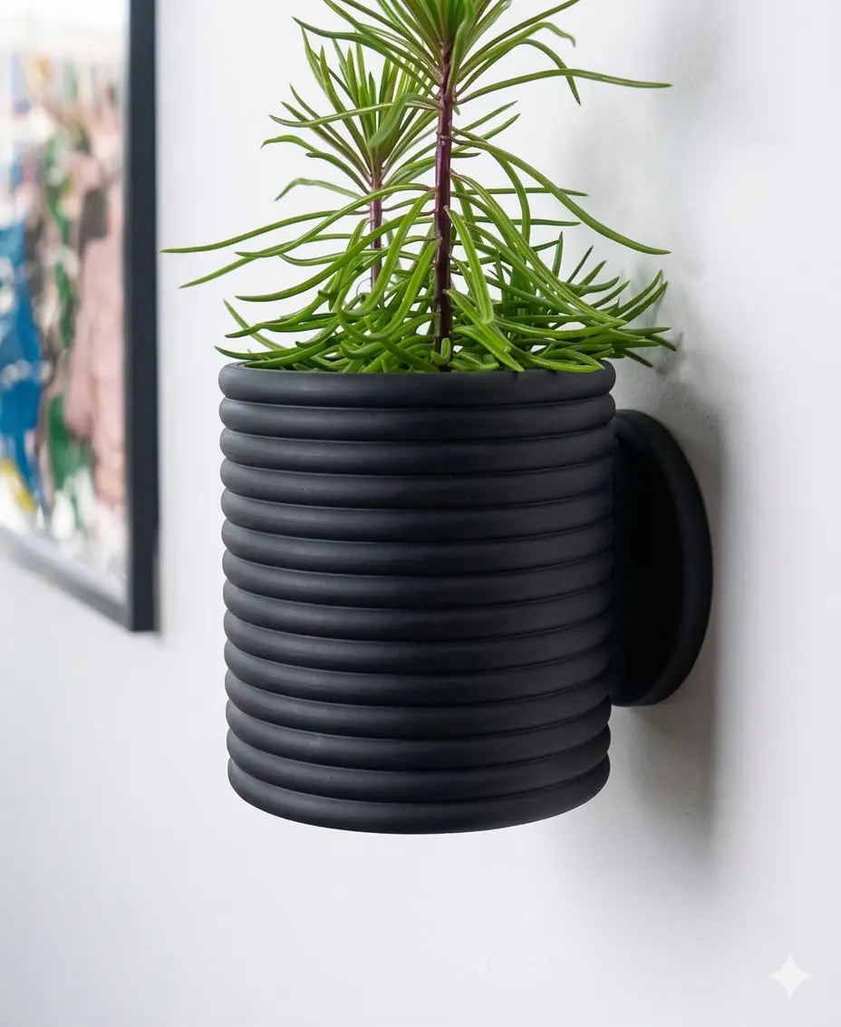 Evoliv Poppy Wandblumentopf mit Tropfschale aus Keramik in weiß, ideal für Wanddekoration und Pflanzenpräsentation