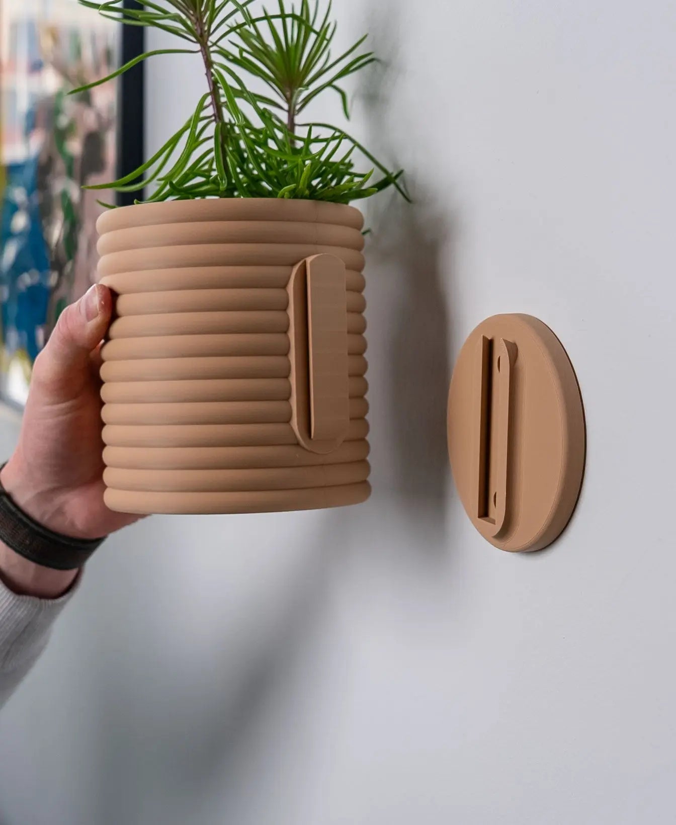 Evoliv Poppy Wandblumentopf mit Tropfschale, weiße Keramik, dekorativer Pflanzkübel für Wandmontage, modernes Design