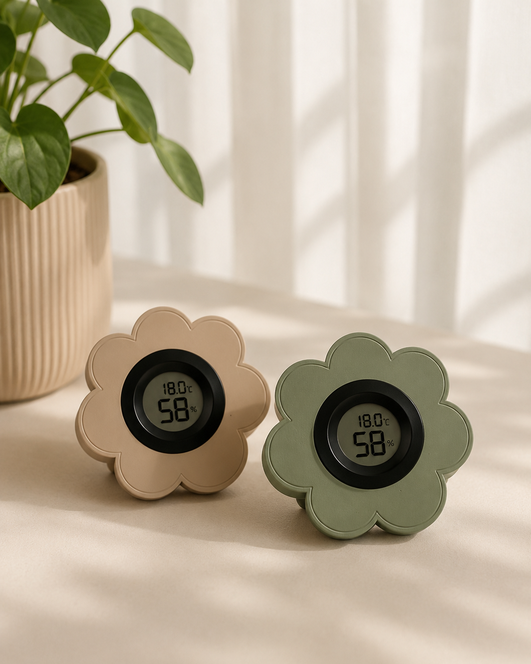 FloraSense Temperatur- und Feuchtigkeitsmesser in Blumenform in Beige und Olivgrün – dekorative Hygrometer für Pflanzenliebhaber zur Überwachung von Temperatur und Luftfeuchtigkeit.