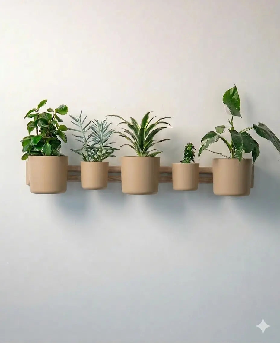 Beige modulare Wandhalterung für Pflanzen mit horizontaler Design-Schiene und mehreren Wandpflanzgefässen für Zimmerpflanzen im Innenbereich.