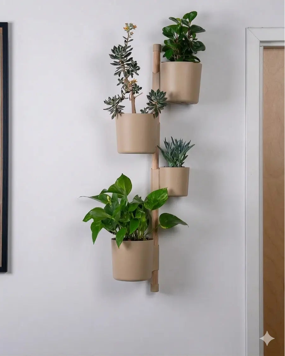 Beige modulare Wandhalterung für Pflanzen mit vertikaler Design-Schiene und mehreren Wandpflanzgefässen für Zimmerpflanzen im Innenbereich.