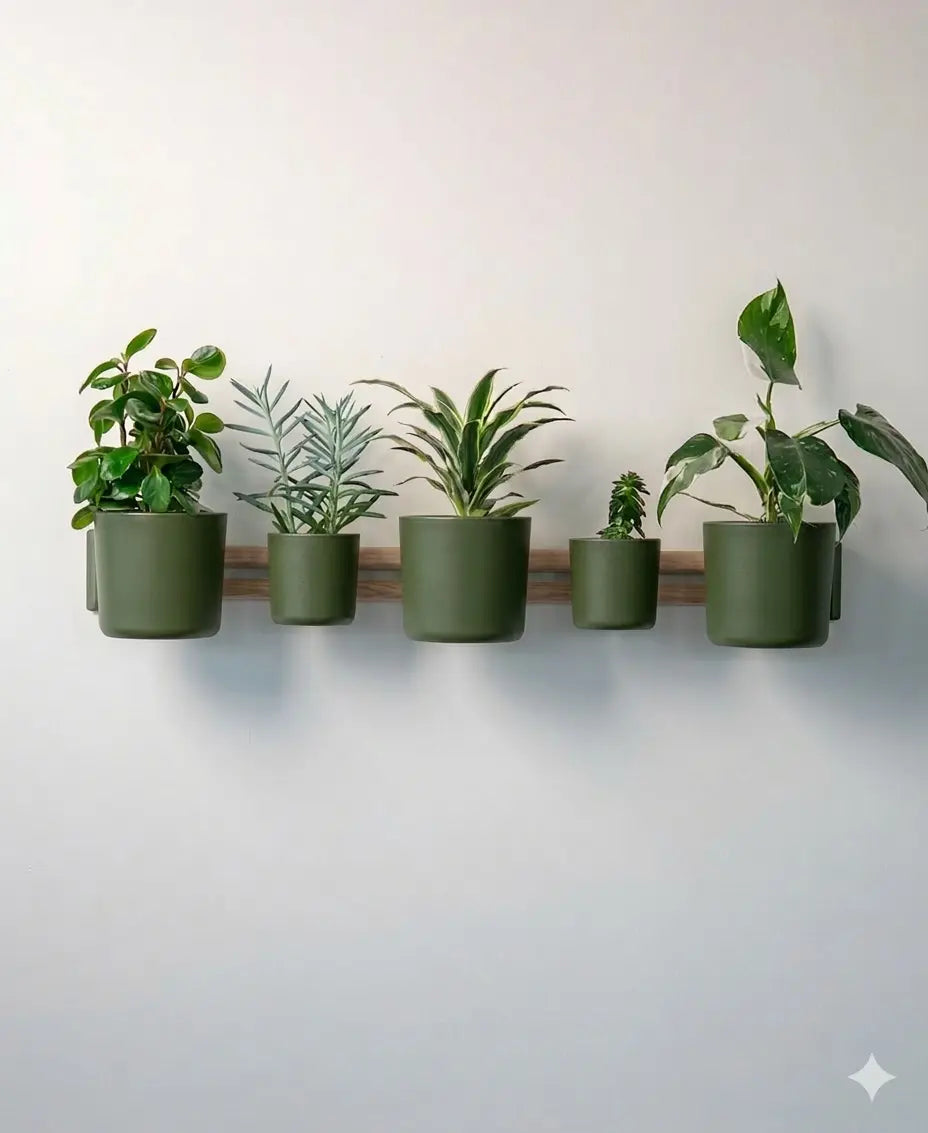 Grüne modulare Wandhalterung für Pflanzen mit horizontaler Design-Schiene und mehreren Wandpflanzgefässen für Zimmerpflanzen im Innenbereich.