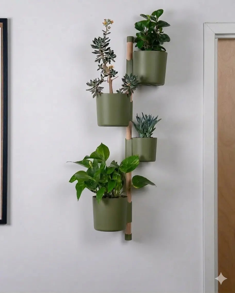 Grüne modulare Wandhalterung für Pflanzen mit vertikaler Design-Schiene und mehreren Wandpflanzgefässen für Zimmerpflanzen im Innenbereich.