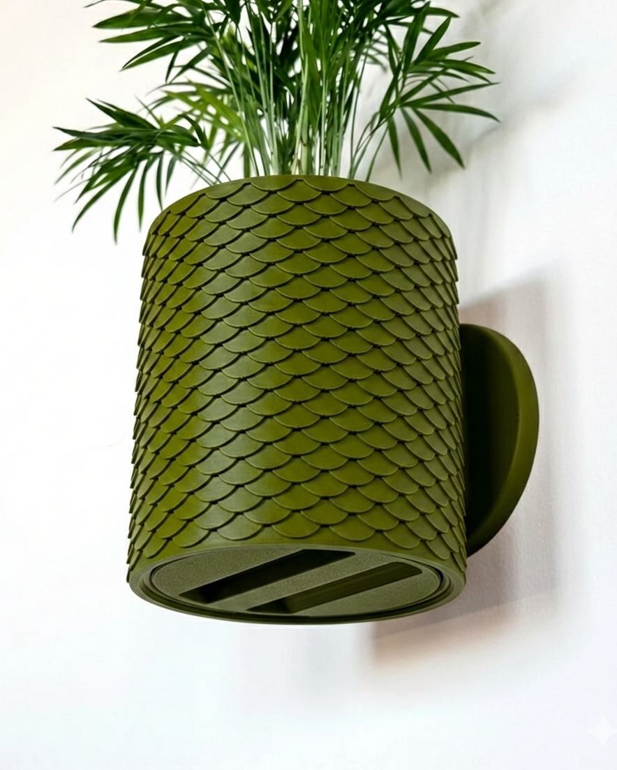 Olivgrüner Wandpflanztopf mit schuppenförmiger Oberfläche und sichtbarer Unterseite