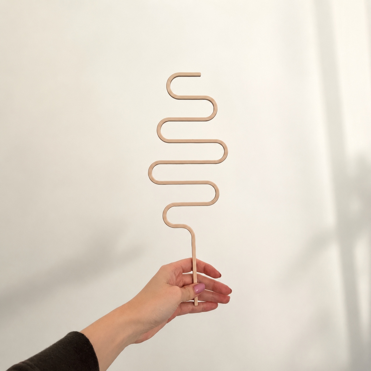Pflanzenstütze Wave in Beige als moderne Rankhilfe für Zimmerpflanzen. Geschwungenes Design zur Unterstützung von rankenden und kletternden Pflanzen.