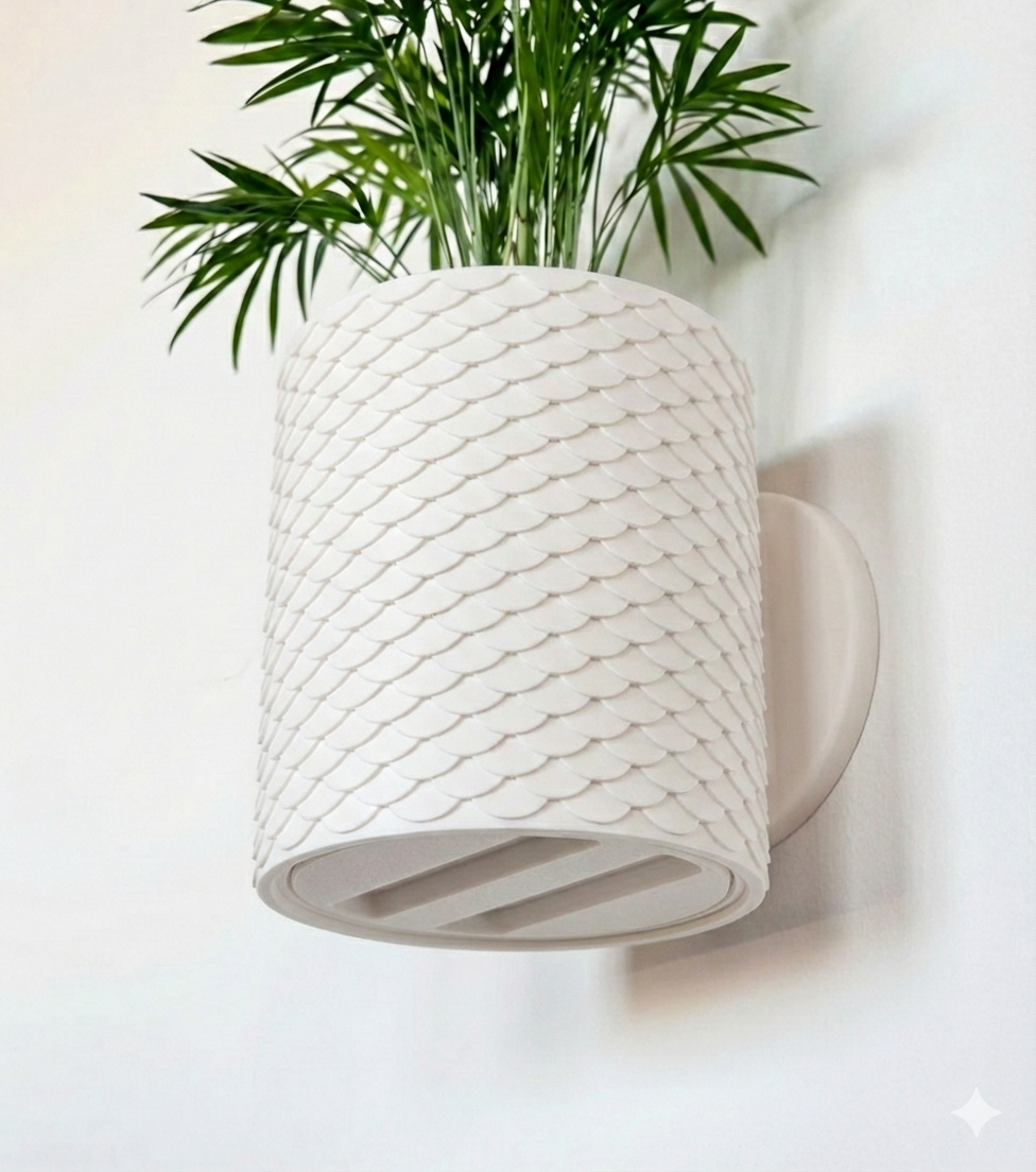 Weißer Wandpflanztopf mit schuppenförmiger Oberfläche und sichtbarer Unterseite